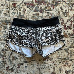 Lululemon speed up short. 2.5 inches. Perfect condition.
